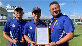 亞錦賽複合弓　陳怡瑄陳界綸混雙摘銀台灣射箭好手陳界綸（左）與陳怡瑄（中）在2019年亞洲射箭錦標賽複合弓混雙摘銀，締造隊史最佳成績，賽後射箭協會秘書長李水河（右）頒發賀電。（射箭協會提供）中央社記者龍柏安傳真　108年11月27日