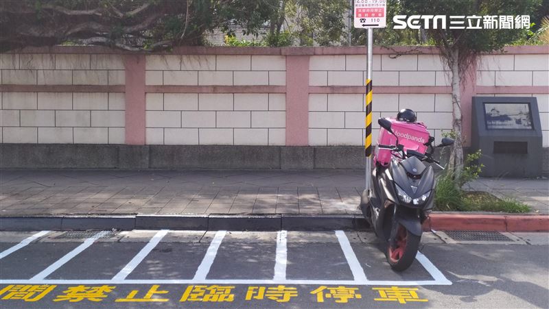 熊貓塞爆校門！北一女旁設限時機車格