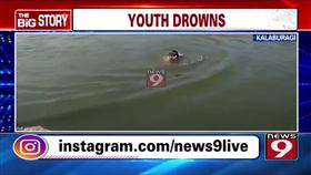  印度一名19歲男子阿優布（Jaffer Ayub）日前跟2位朋友到一處池子戲水，游泳時疑似體力不支在水中載浮載沉，不斷掙扎，但朋友見狀卻未伸出援手或報警，反而在旁邊拿出手機錄影；直到男子最後沒有聲息，朋友看情況不對，才趕緊跳下水救人，但仍回天乏術。（圖／翻攝自NEWS9 YouTube）