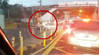 嚇！平交道柵欄已放　赫見騎士卡在內