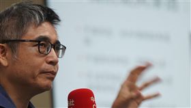 吳介民：王立強案揭開中國對台滲透新窗口（1）中央研究院社會學研究所副研究員吳介民27日在中央社演說時表示，從王立強事件可看出香港是重要的入台管道。「中國對台操作經濟、政治、情報，香港的『境外』特質非常重要，中方可以藉由香港，洗產地、洗資金、洗身分」。中央社記者孫仲達攝　108年11月27日