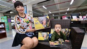 郭婞淳公益月曆開賣　幫植物人募款有「舉重妖精」美譽的舉重好手郭婞淳備戰明年奧運金牌，創世基金會為她印製「婞念．善淳」公益月曆，義賣所得捐助植物人，27日開跑。中央社記者盧太城台東攝　108年11月27日