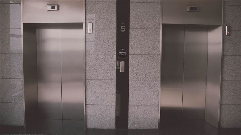 男搭電梯被瞬間吞噬！墜3層樓當場死