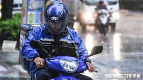 大雨、下雨、雷雨、梅雨、午後雷陣雨、撐傘。 （圖／記者林敬旻攝）