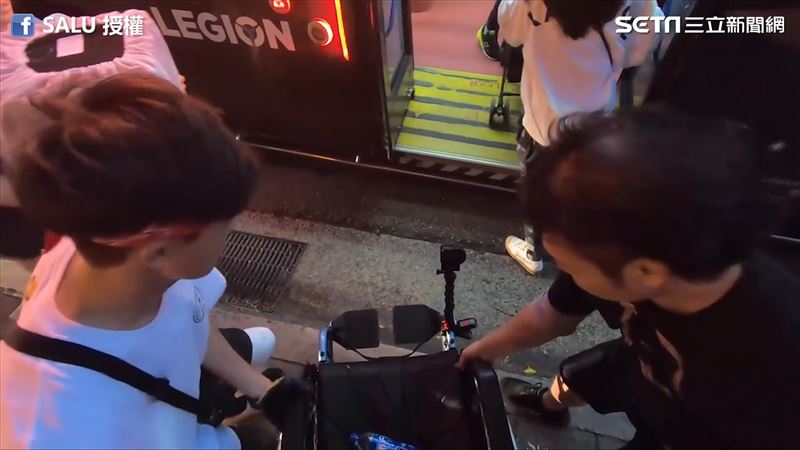 體驗輪椅日常！他搭車遇暖心民眾幫忙