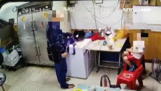 大膽竊賊闖燒烤店！小孩子面前偷錢包