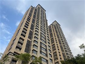 王立強共諜案，查出向心夫妻在台北市信義路五段，買下2戶「冠德遠見」豪宅。（圖／翻攝畫面）