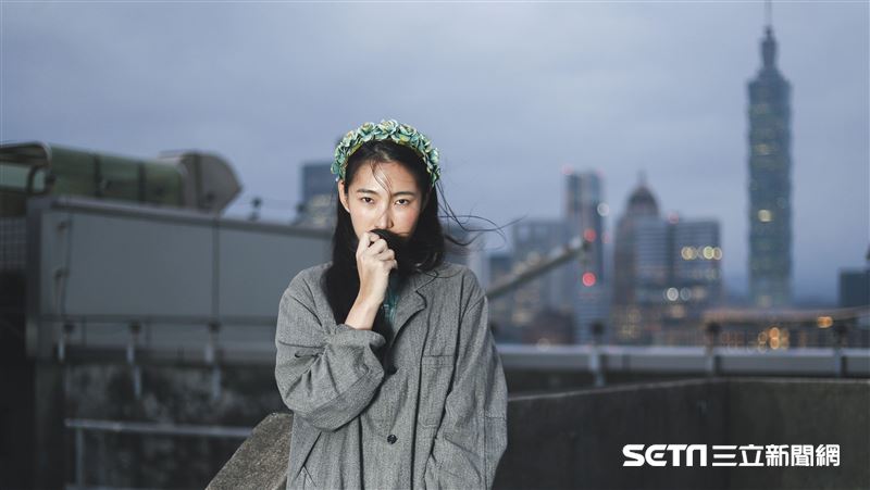 得獎高舉獎盃露毛！女星四字霸氣回應