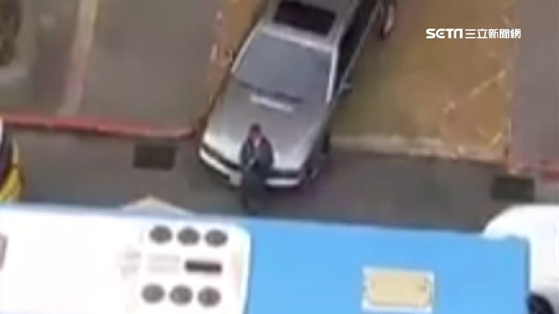 西裝哥「肉身擋車」　駕駛竟硬開
