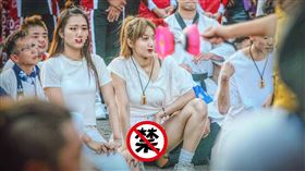 熱褲正妹舞台霸氣「開腿蹲」！拍照男一看秒失焦：速度好快（圖／翻攝自加藤軍路邊隨手拍）