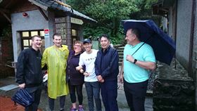 美籍遊客,金瓜石,跌落邊坡,瑞芳警,冒雨救援(圖/瑞芳警分局提供)中央社