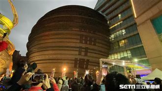 京華城細雨中熄燈　18年回憶成歷史