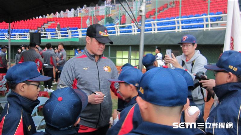 關懷盃／林智勝理事長　小朋友打勾勾
