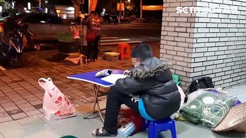 單親媽只剩7元！兒借光讀書陪賣地瓜