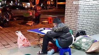 單親媽只剩7元！兒借光讀書陪賣地瓜