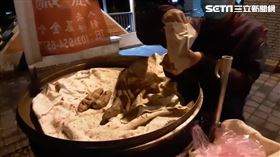 媽媽窮到剩7元！11歲男童「借光夜讀」陪賣烤地瓜（圖／翻攝畫面）