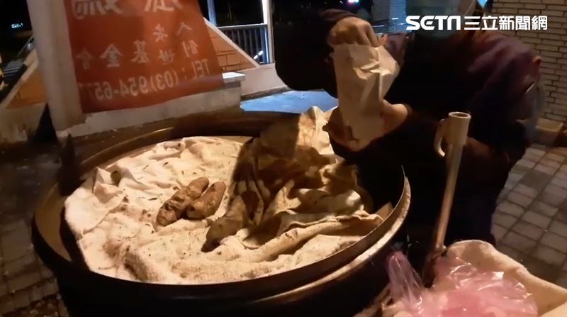 單親媽攜兒賣地瓜　誇張人龍幫下架