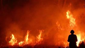 澳洲多處爆發野火，危及多個社區的數千名民眾。東南部超過100所學校20日停課，官員警告身處高風險地區的民眾準備撤離。（圖取自twitter.com/ScottMorrisonMP）