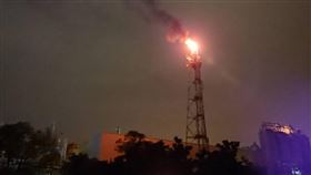 高雄林園工業區燃燒塔冒黑煙高雄市林園工業區28日發生燃燒塔排放黑煙事件，環保局派員前往稽查，為工廠製程跳車，疑因無法有效回收製程氣體導致黑煙排出。（高市府提供）中央社記者王淑芬傳真　108年11月28日