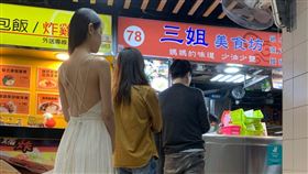 西湖捷運站美食街發現「背殺妹」。（圖／讀者提供）