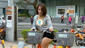 網友無意間撇見個性十足的「短髮單車妹」。（圖／讀者提供）