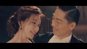 林志玲AKIRA婚後MV首曝光！「超甜擁吻」狂炸閃光（圖／翻攝自AVEX YouTube）