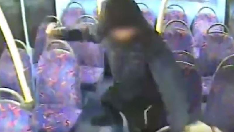 3男強逼表演親親　女同志拒絕遭爆打