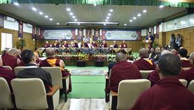 西藏宗教領袖會議決議　祈請達賴喇嘛依傳統轉世第14屆西藏宗教領袖會議27日起在達蘭薩拉召開3天，各派宗教領袖決議，祈請達賴喇嘛按傳統轉世，宣布藏人不會接受北京當局指定的轉世靈童。（達賴喇嘛辦公室提供）中央社記者康世人新德里傳真　108年11月28日