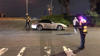女駕保時捷開錯路　尷尬倒車撞翻騎士