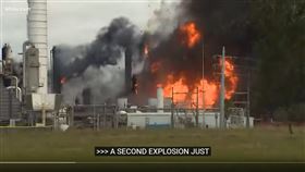 美國化學公司TPC集團一座位在德州東南部的工廠27日發生2次爆炸，3名工人在事故中受傷，當局已下令疏散6萬人。（圖取自KHOU 11 YouTube頻道網頁youtube.com）