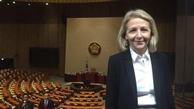 法國國民議會友台小組副主席侯蒂雅（前）26日在議會質詢法國外長勒德里安，表達憂心香港情勢以及不滿法國政府保持沉默。（圖取自facebook.com/laure.delaraudiere）