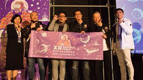 宏達電深耕VR領域 翻轉教育模式宏達電台灣區總經理陳柏諭（右3）表示，隨著VR/AR/MR漸趨成熟的發展與完整生態，結合AI智能學習、5G智慧教室，科技教育已成為新時代的顯學與人才養成關鍵。（宏達電提供）中央社記者江明晏傳真 108年11月28日