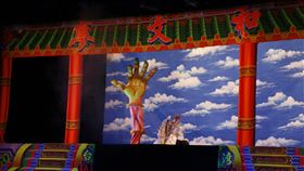 廖文和布袋戲團法國演出 舞台效果創新廖文和布袋戲團受邀參與由法國世界文化館規劃的第23屆想像藝術節，原創戲碼「大勇俠」出現許多聲光效果與大型機關，使現場驚呼聲連連。（廖文和布袋戲團提供）中央社記者曾婷瑄巴黎傳真 108年11月29日