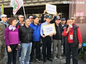 憲兵司令部莒光日保防劇「佈憲」被控影射韓國瑜，耿繼文赴台北地檢署提告黃金財意圖使人不當選。（圖／記者楊佩琪攝）
