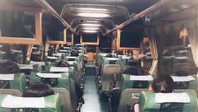 原PO搭遊覽車喜歡坐在最後一排正中央。（圖／翻攝自爆廢公社二館）