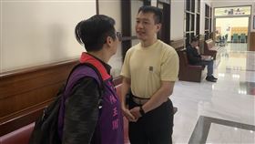 成大醫院喋血案  凶嫌林光宇一審被判1年成大醫院體外循環師林光宇107年9月28日在開刀房持刀傷及2名醫護人員，遭南檢依殺人未遂及違反醫療法起訴，台南地院13日宣判，改以妨害醫療罪及傷害罪判處1年。到場聆聽判決的林光宇（前右）受訪時說，感謝法官的體諒，也誠心地向受到傷害的醫護人員道歉。中央社記者張榮祥台南攝  108年3月13日