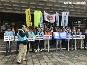 華視工會與勞團、工會成員、被資遣基層員工，赴台北地方法院對華視提起恢復雇傭關係告訴。（圖／記者楊佩琪攝）