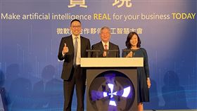微軟AI創新計畫升級微軟與合作夥伴人工智慧（AI）大會29日登場，並宣布在台灣推動的AI 100創新計畫升級為AI Infinity，左起為台灣微軟總經理孫基康、經濟部長沈榮津、台灣微軟首席營運長何虹。中央社記者吳家豪攝　108年11月29日