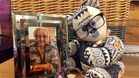 客製泰迪熊（有些是逝者衣服），翻攝自臉書粉專Mary Mac