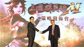 宇峻攜手智冠推新手遊智冠旗下遊戲新幹線與宇峻奧汀共推「三國群英傳M」手遊，預計最快明年第1季上市。圖左起宇峻奧汀董事長劉信、智冠集團暨遊戲新幹線董事長王俊博。中央社記者韓婷婷攝　108年11月28日