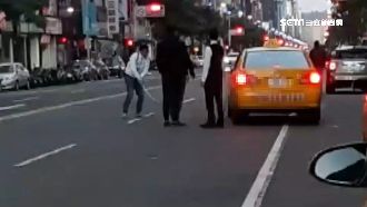 小黃起步擦撞腳　酒客持棍棒狠K運將