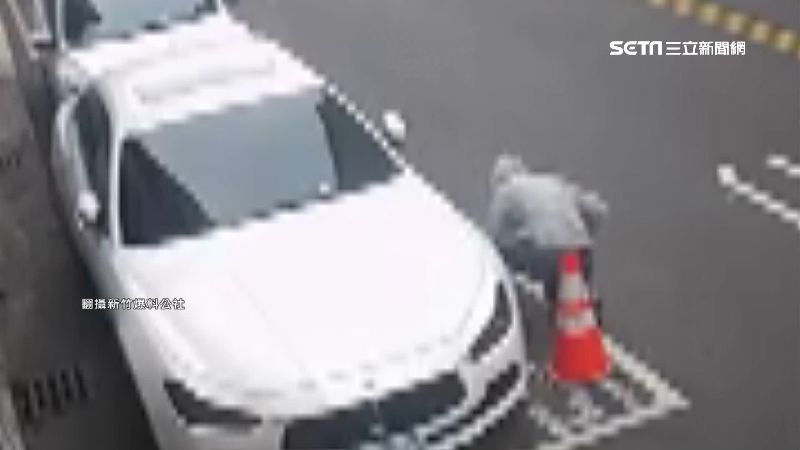 怪男突趴休旅車旁　疑在底盤裝追蹤器