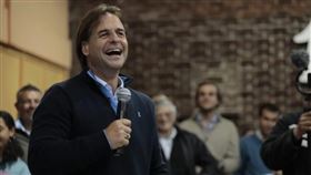 中間偏右的拉卡耶28日確定贏得烏拉圭總統大選。（圖取自facebook.com/LuisLacallePouOficial）