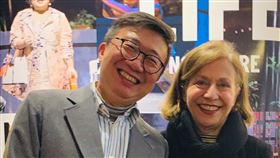 巴黎秋季藝術節總監與台灣導演王嘉明相見歡巴黎秋季藝術節藝術總監瑪麗亞．寇琳（Marie Collin）（右）與台灣導演王嘉明（左）在「RE：親愛的人生」結下緣分。她表示，很喜歡這部作品，盛讚作品本身已經超越了文化語言的限制，每名觀眾都可以感同身受。中央社記者趙靜瑜攝　108年11月29日