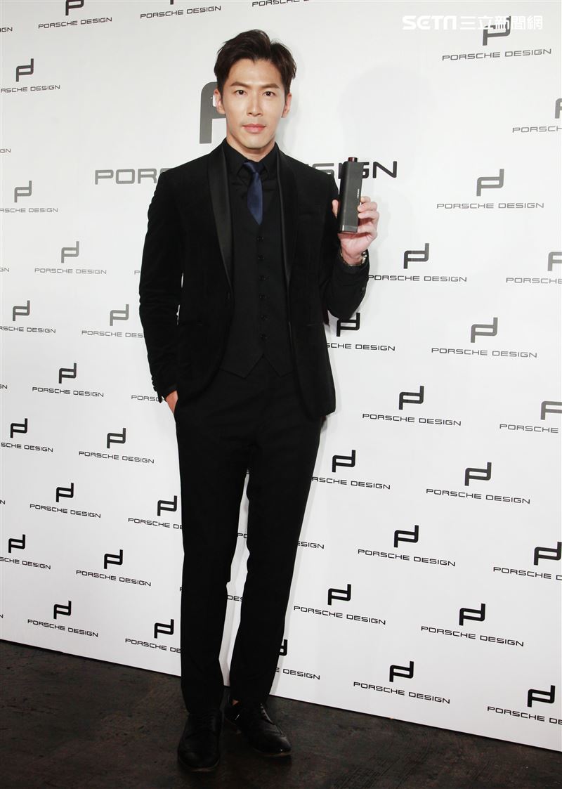 黃少祺帥氣扮演香水偷心者抓住另一半的心。（記者邱榮吉/攝影）