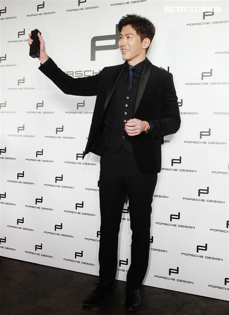 黃少祺帥氣扮演香水偷心者抓住另一半的心。（記者邱榮吉/攝影）