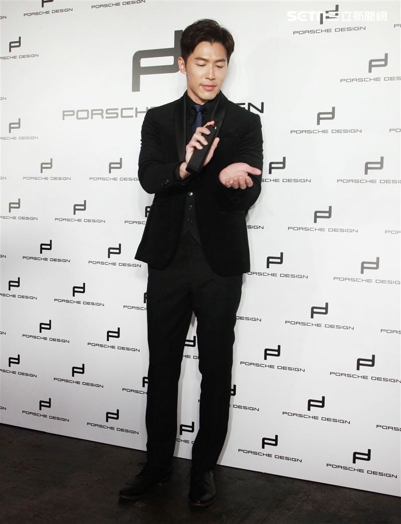 黃少祺帥氣扮演香水偷心者抓住另一半的心。（記者邱榮吉/攝影）