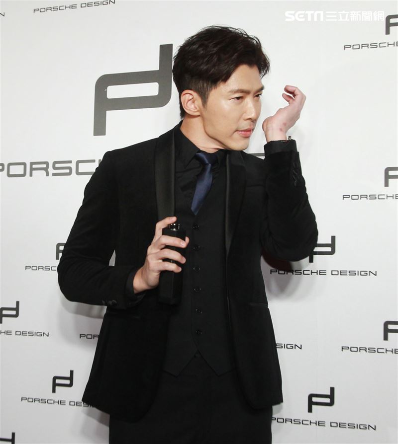 黃少祺帥氣扮演香水偷心者抓住另一半的心。（記者邱榮吉/攝影）