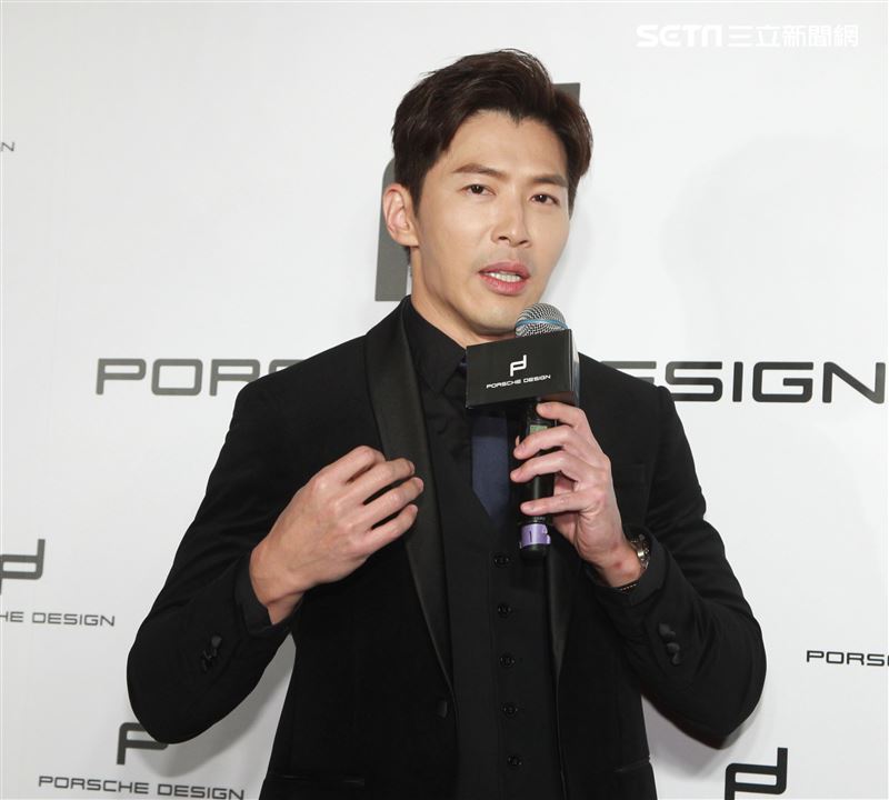 黃少祺帥氣扮演香水偷心者抓住另一半的心。（記者邱榮吉/攝影）