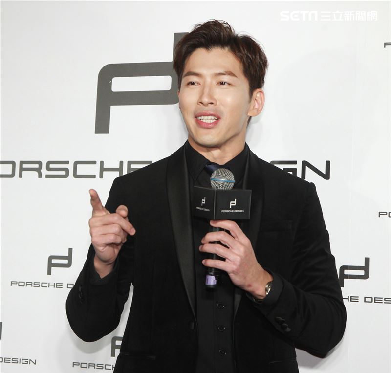 黃少祺帥氣扮演香水偷心者抓住另一半的心。（記者邱榮吉/攝影）